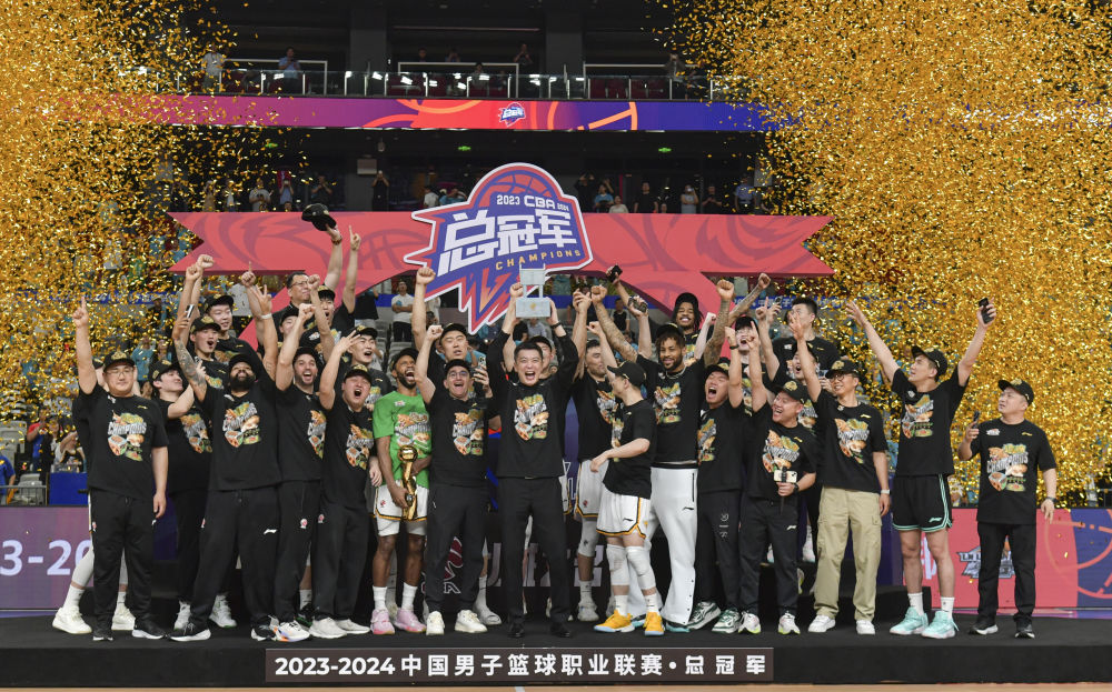 包含卫冕冠军再现辉煌！实力强劲稳坐前列的词条