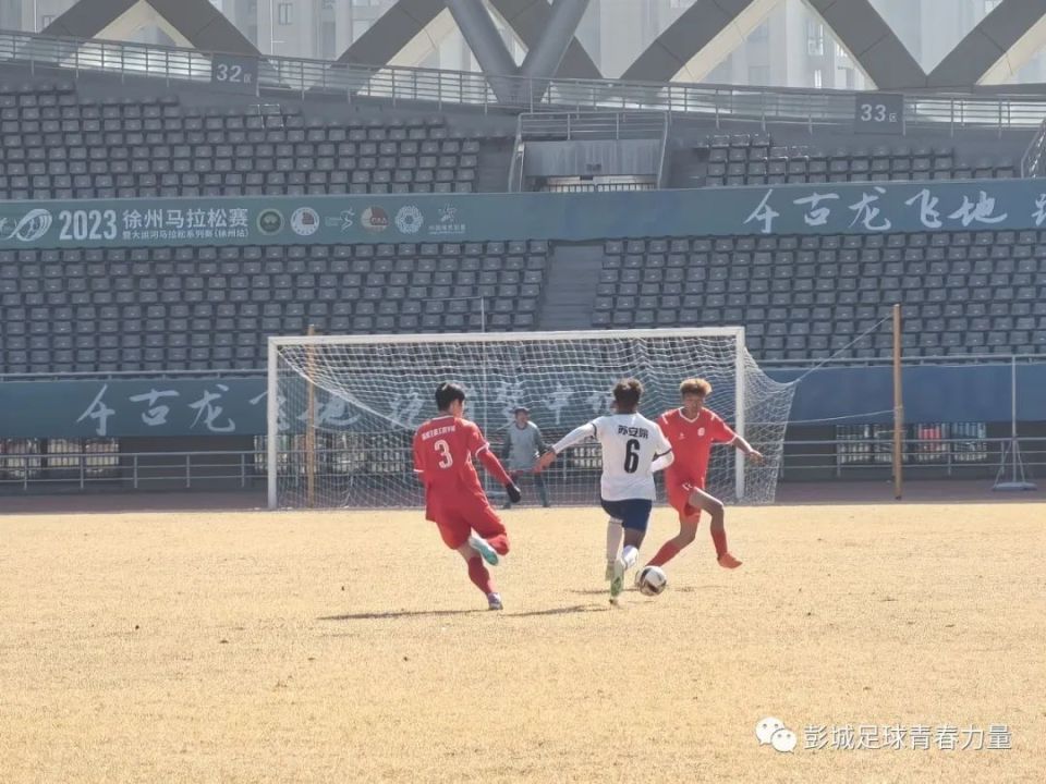 包含体育场上团队协作无间，球员表现出色，比赛精彩的词条